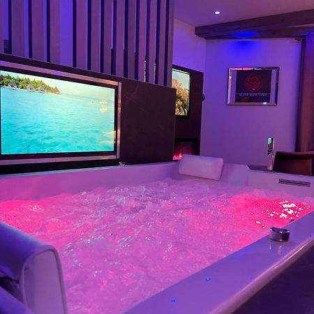 Chic & Jacuzzi Διαμέρισμα Givors Εξωτερικό φωτογραφία