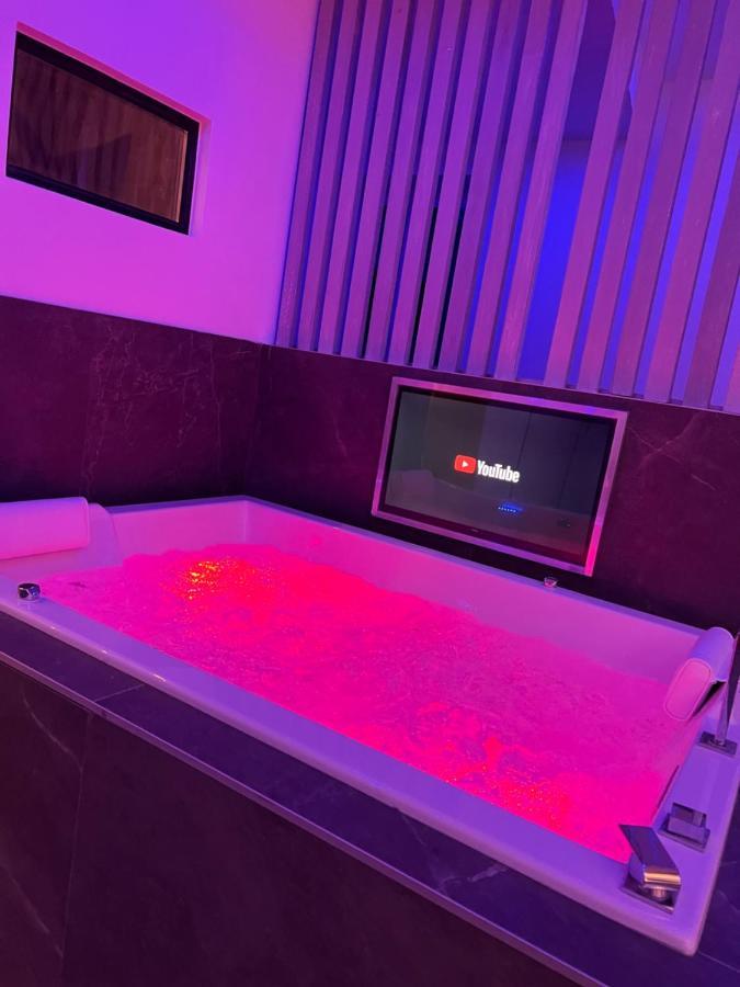Chic & Jacuzzi Διαμέρισμα Givors Εξωτερικό φωτογραφία