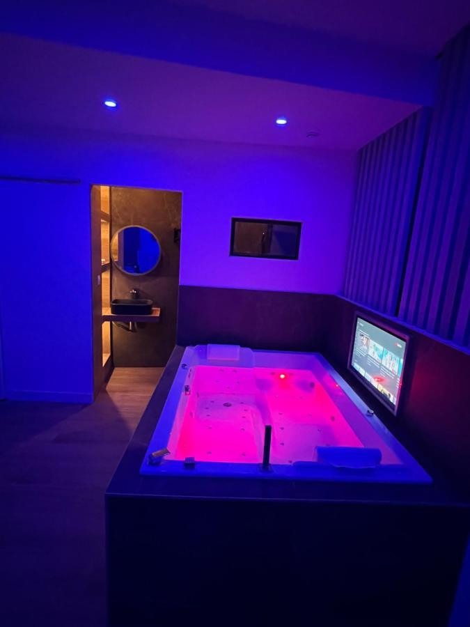 Chic & Jacuzzi Διαμέρισμα Givors Εξωτερικό φωτογραφία