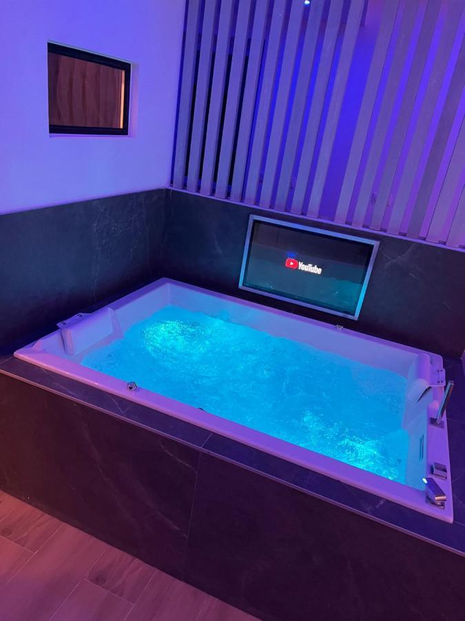 Chic & Jacuzzi Διαμέρισμα Givors Εξωτερικό φωτογραφία